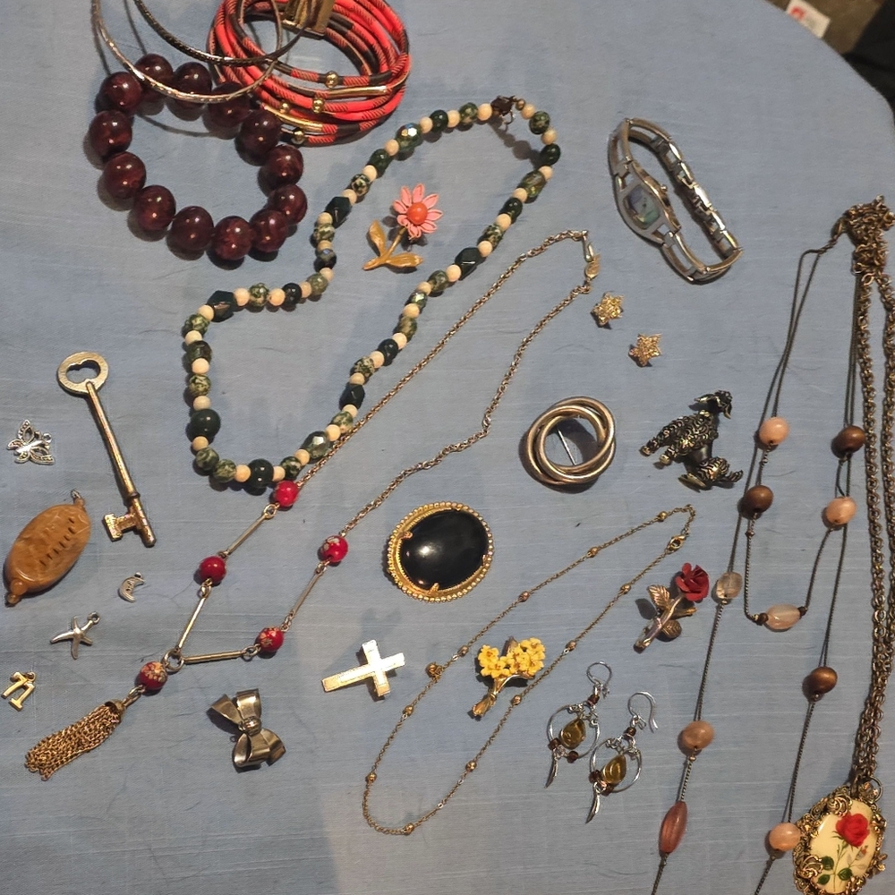 VINTAGE ESTATE JEWELRY LOT.  SOME SIGNED.